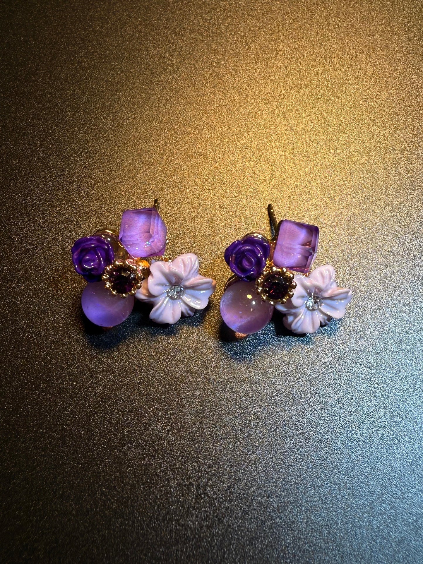 ヴィンテージ古着 シックなライラック色の花柄ピアス