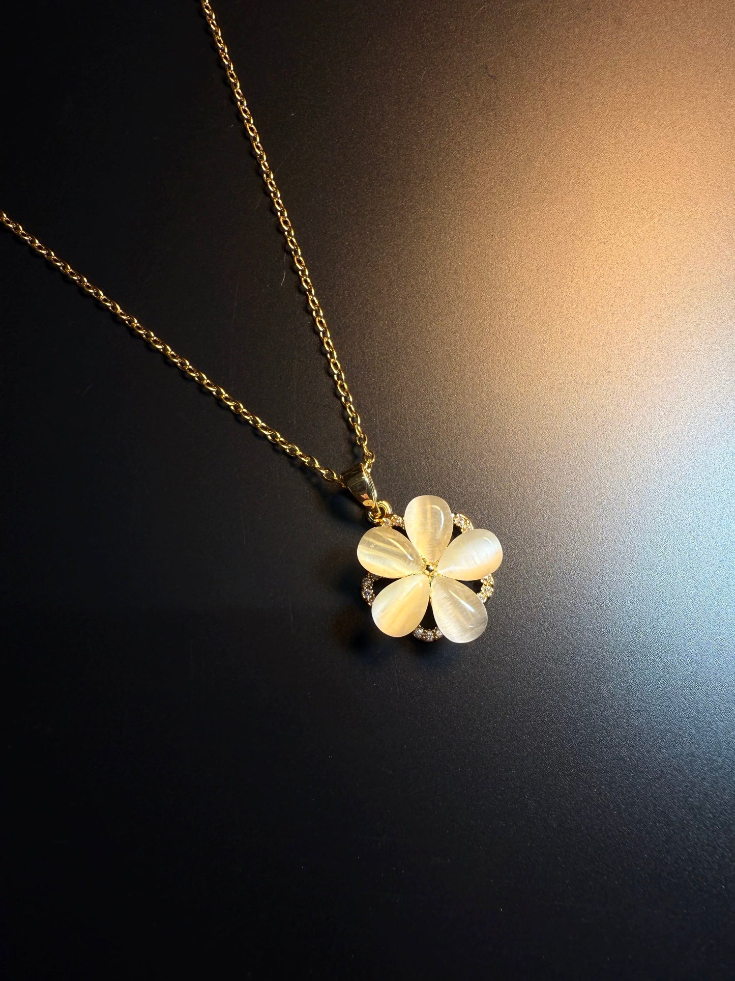 ヴィンテージ 古着 グローペタル 白の花柄 回転式ネックレス 鎖骨ネックレス