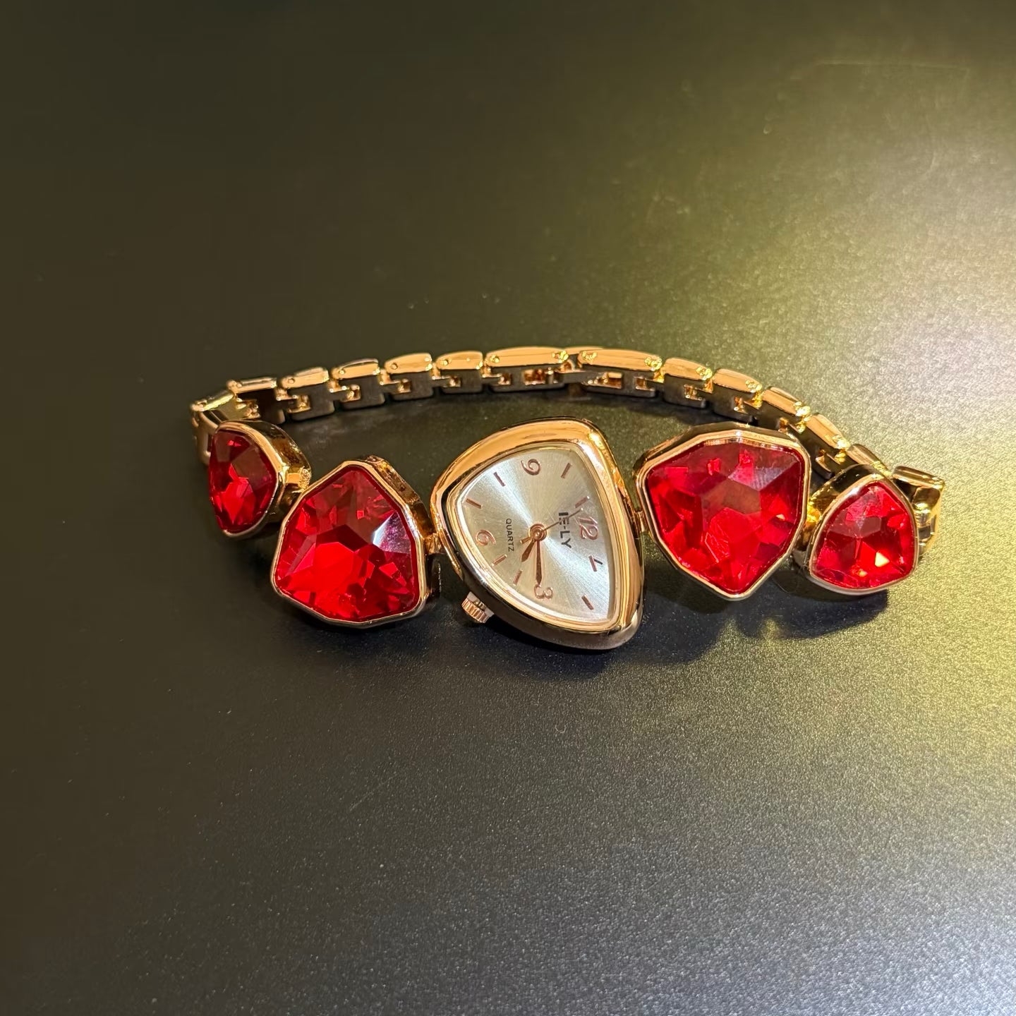 ヴィンテージ古着スタイル【Red|赤晶が刻む心のメロディ】ウォッチ