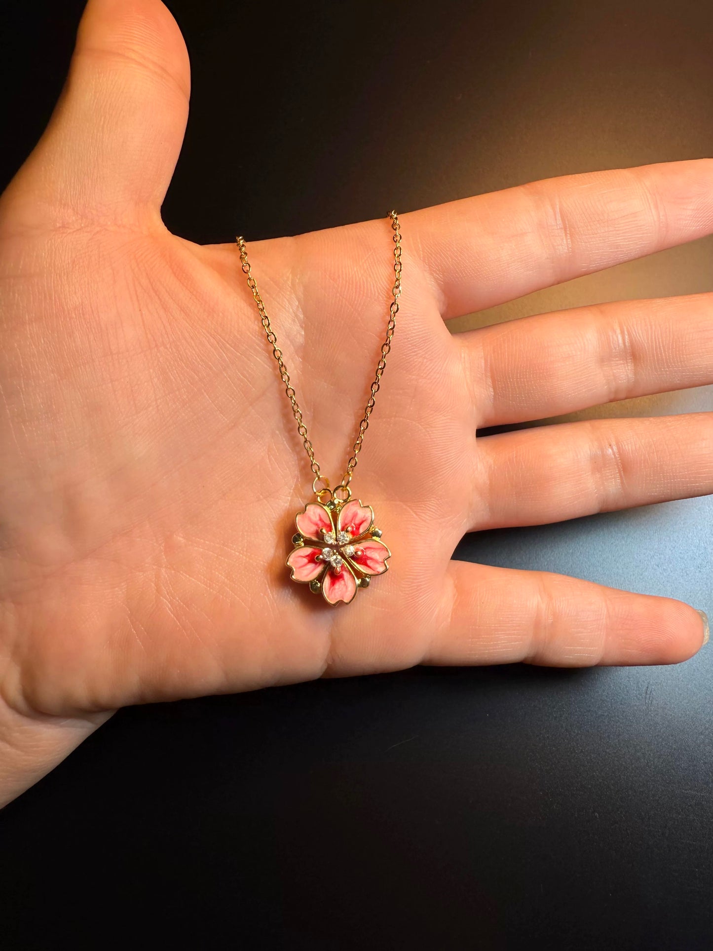 ヴィンテージ古着 Blush Petal Drop 桜モチーフの開閉式ネックレス 鎖骨チェーン