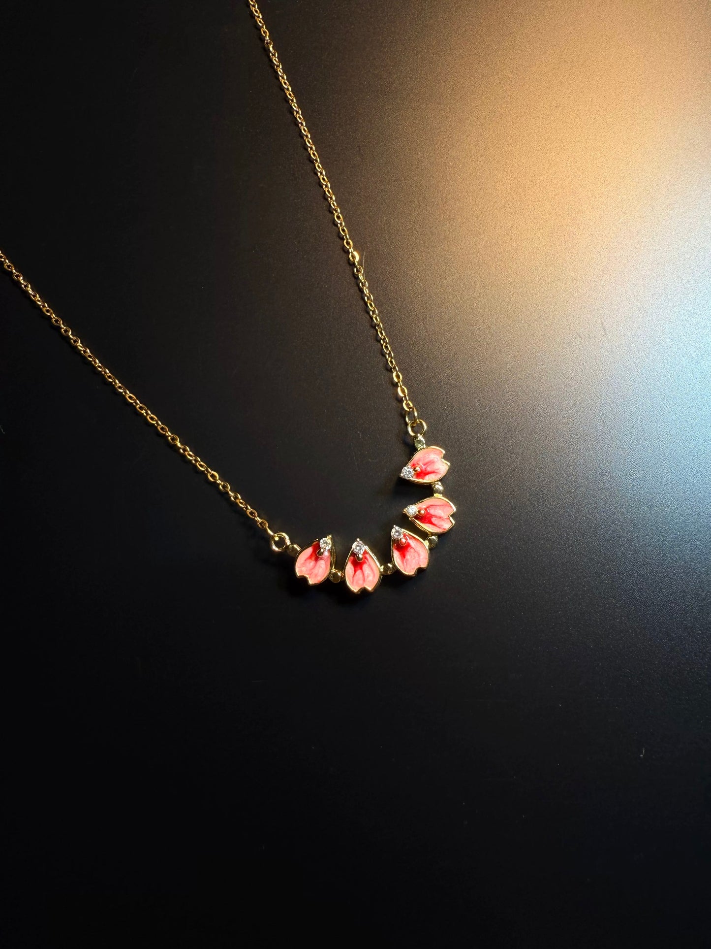 ヴィンテージ古着 Blush Petal Drop 桜モチーフの開閉式ネックレス 鎖骨チェーン