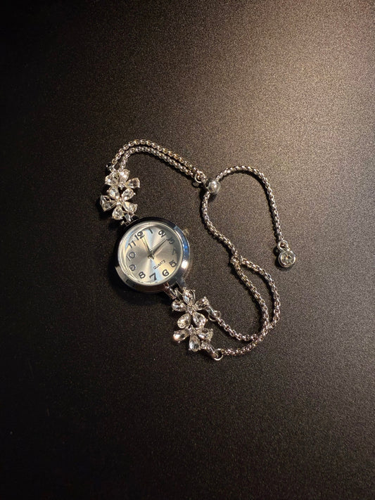 NewVintage ヴィンテージ ブローサム・グロー シルバーの花柄 おしゃれなレディースブレスレットウォッチ