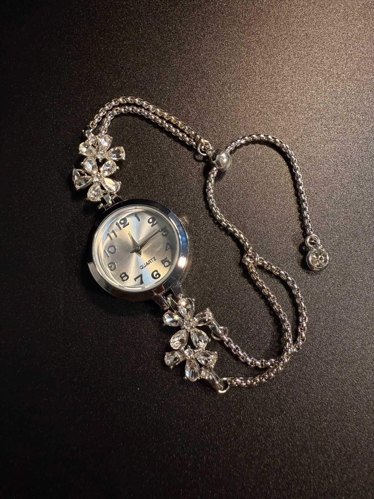 NewVintage ヴィンテージ ブローサム・グロー シルバーの花柄 おしゃれなレディースブレスレットウォッチ
