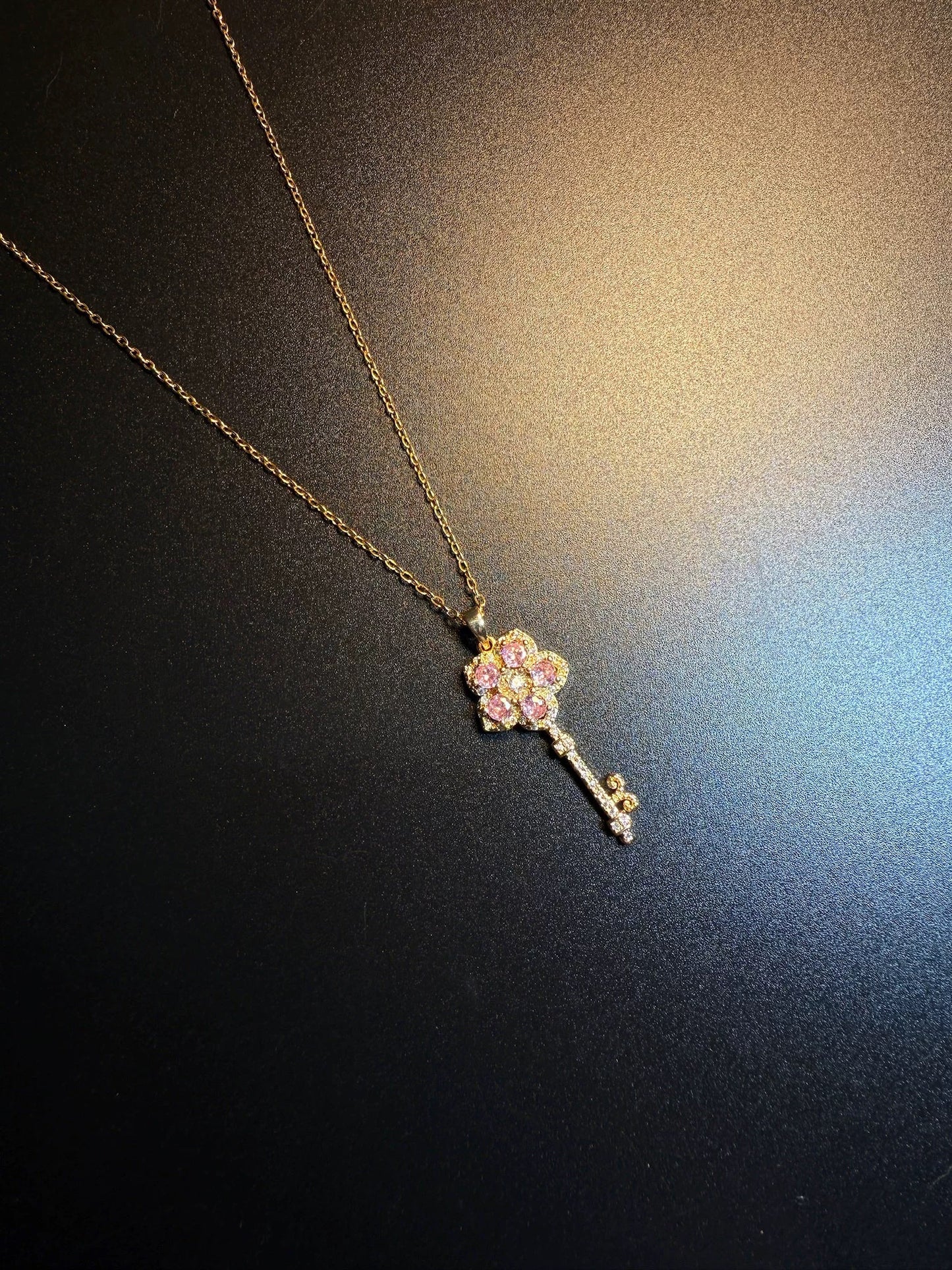 ヴィンテージ古着 Key Pink レトロなピンクダイヤの花柄キーネックレス どんなスタイルにも合う鎖骨ネックレス