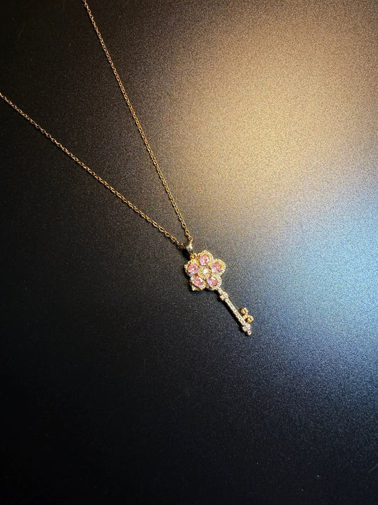 ヴィンテージ古着 Key Pink レトロなピンクダイヤの花柄キーネックレス どんなスタイルにも合う鎖骨ネックレス