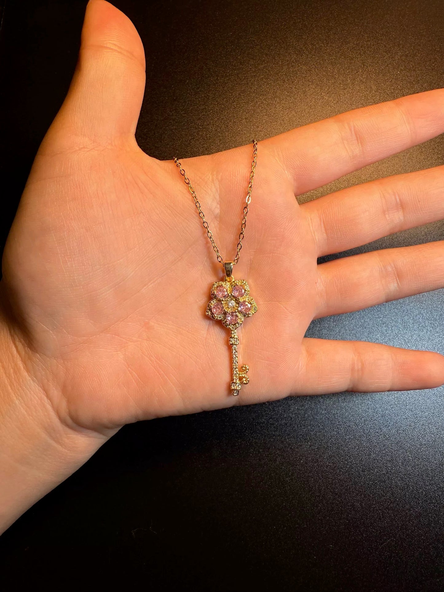 ヴィンテージ古着 Key Pink レトロなピンクダイヤの花柄キーネックレス どんなスタイルにも合う鎖骨ネックレス