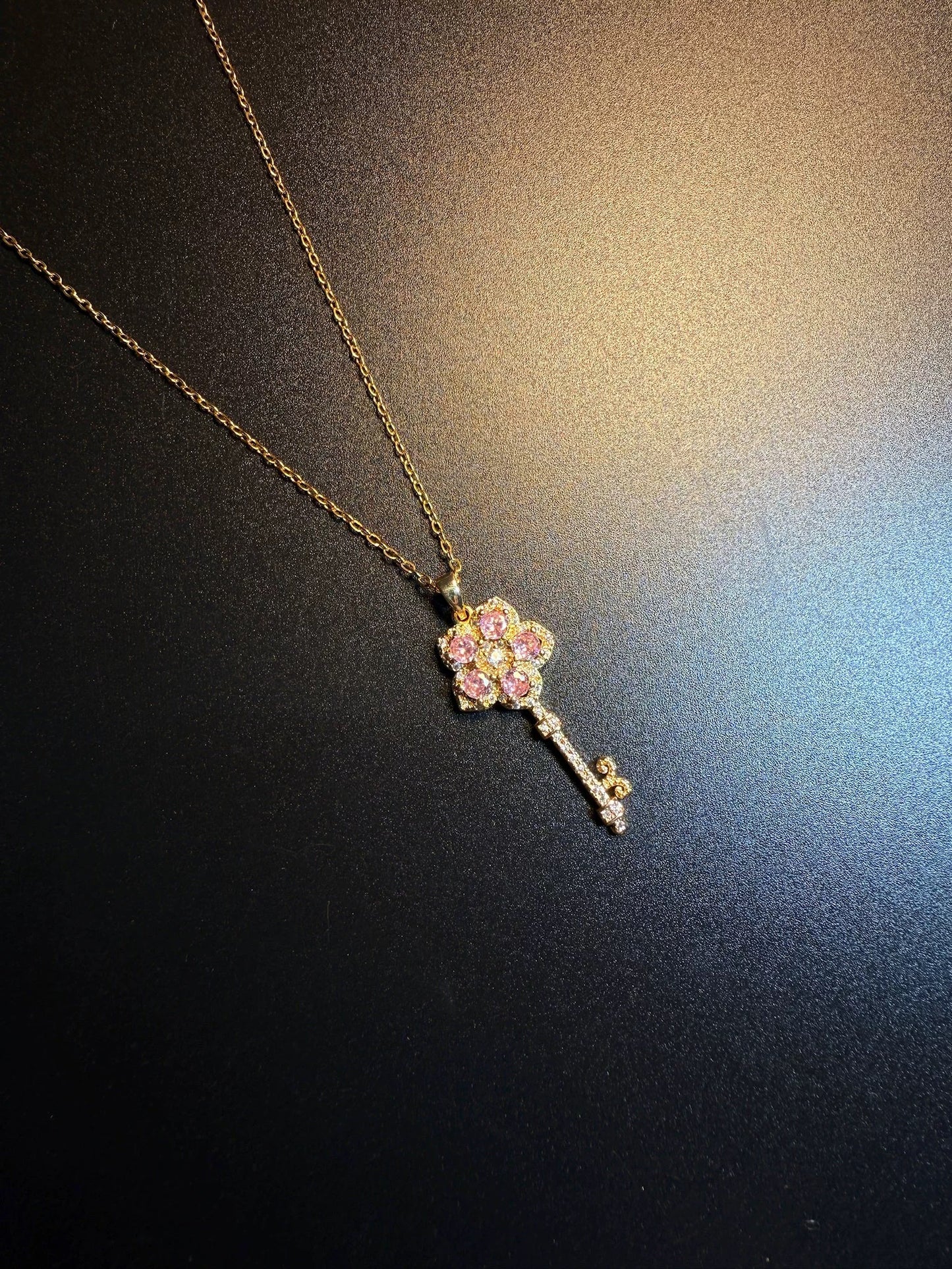 ヴィンテージ古着 Key Pink レトロなピンクダイヤの花柄キーネックレス どんなスタイルにも合う鎖骨ネックレス
