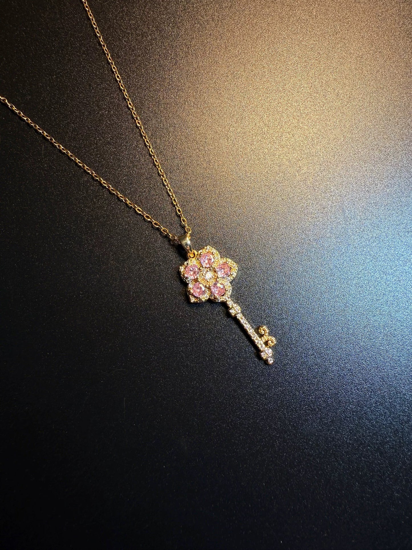 ヴィンテージ古着 Key Pink レトロなピンクダイヤの花柄キーネックレス どんなスタイルにも合う鎖骨ネックレス