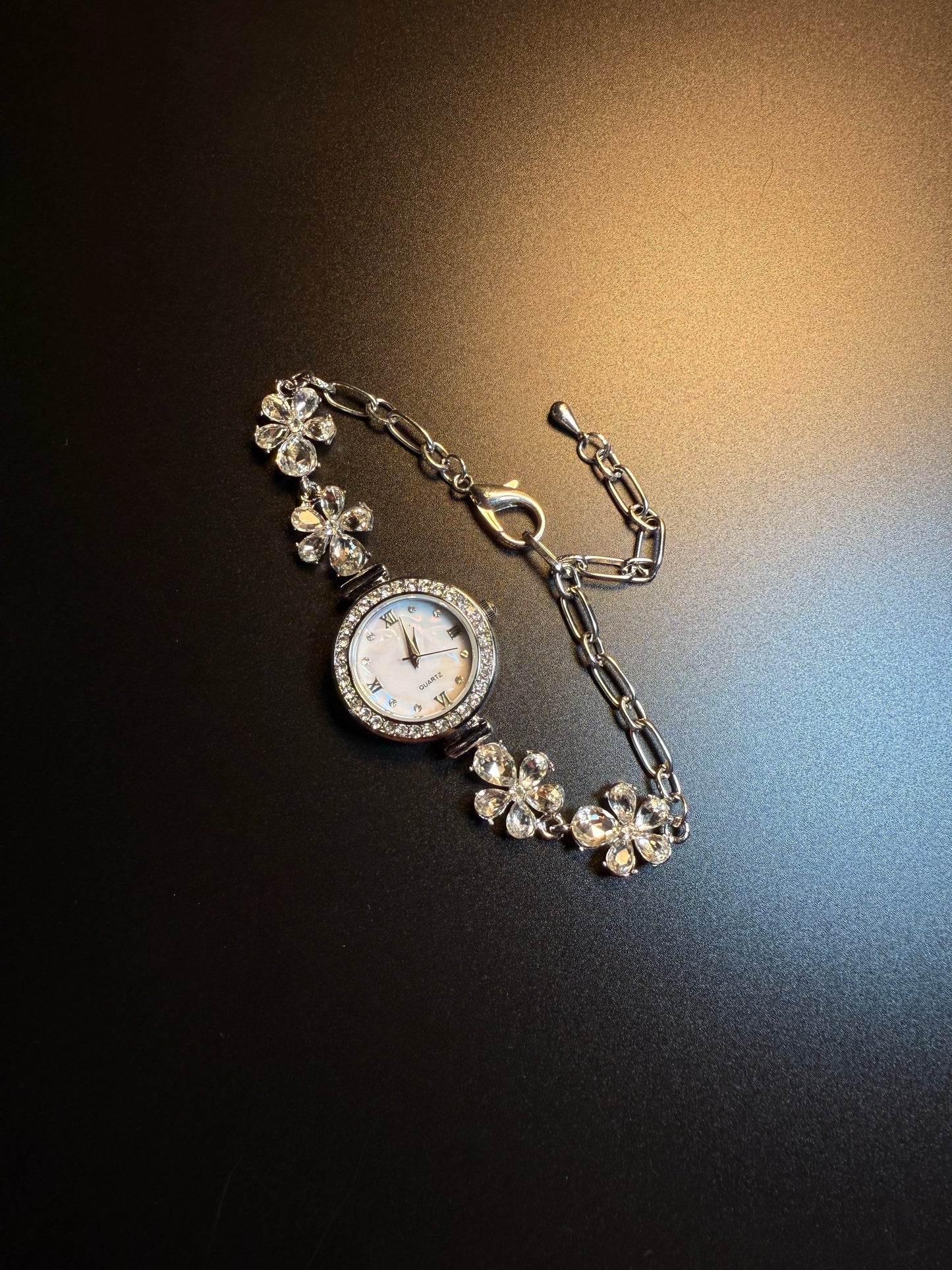 ヴィンテージ古着 フローラルクォーツ シルバーの花柄ブレスレットウォッチ ニッチな腕時計