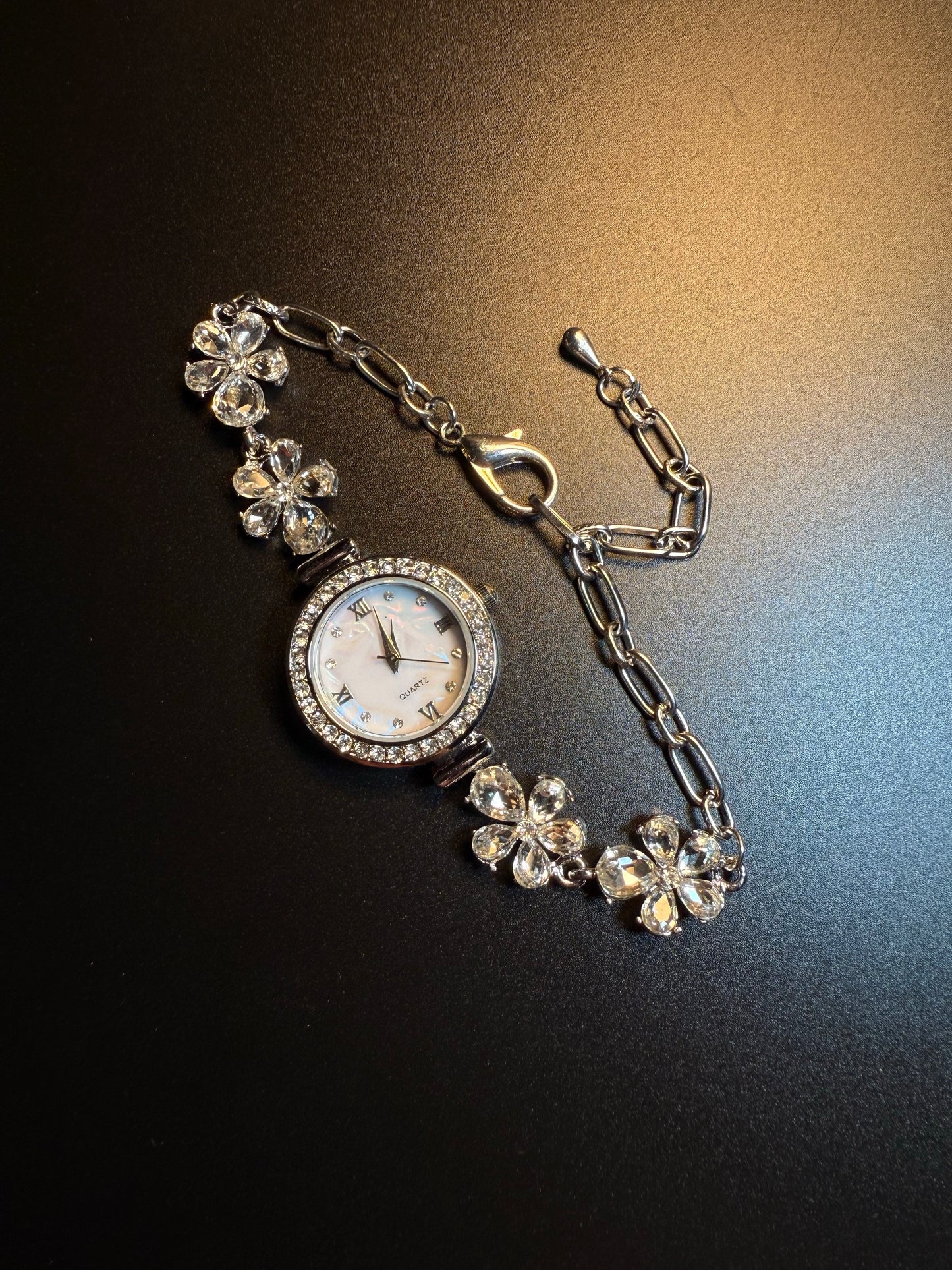 ヴィンテージ古着 フローラルクォーツ シルバーの花柄ブレスレットウォッチ ニッチな腕時計