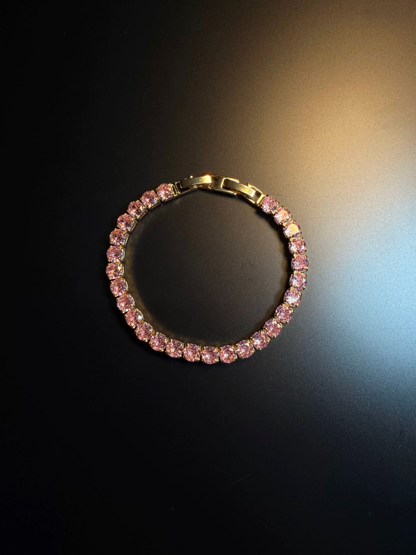 ヴィンテージ古着 ピンク・テニス・チェーン 優しいピンク色のキュービックジルコニアがびっしりあしらわれたブレスレット