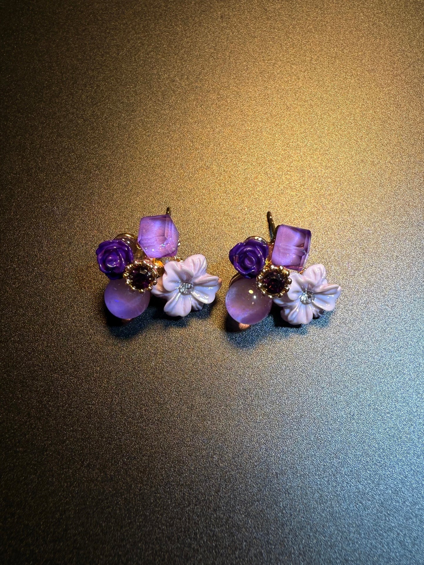 ヴィンテージ古着 シックなライラック色の花柄ピアス