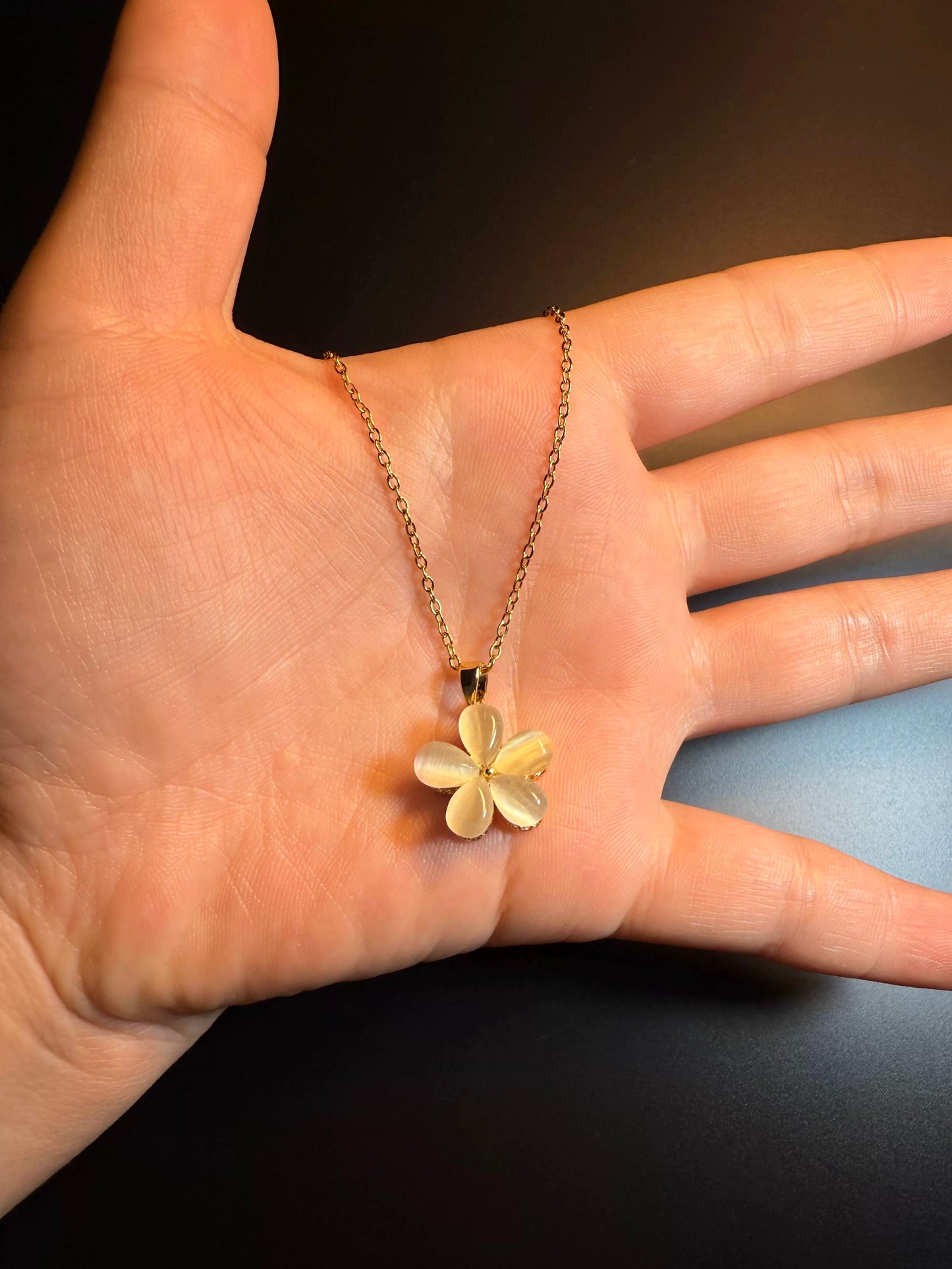 ヴィンテージ 古着 グローペタル 白の花柄 回転式ネックレス 鎖骨ネックレス