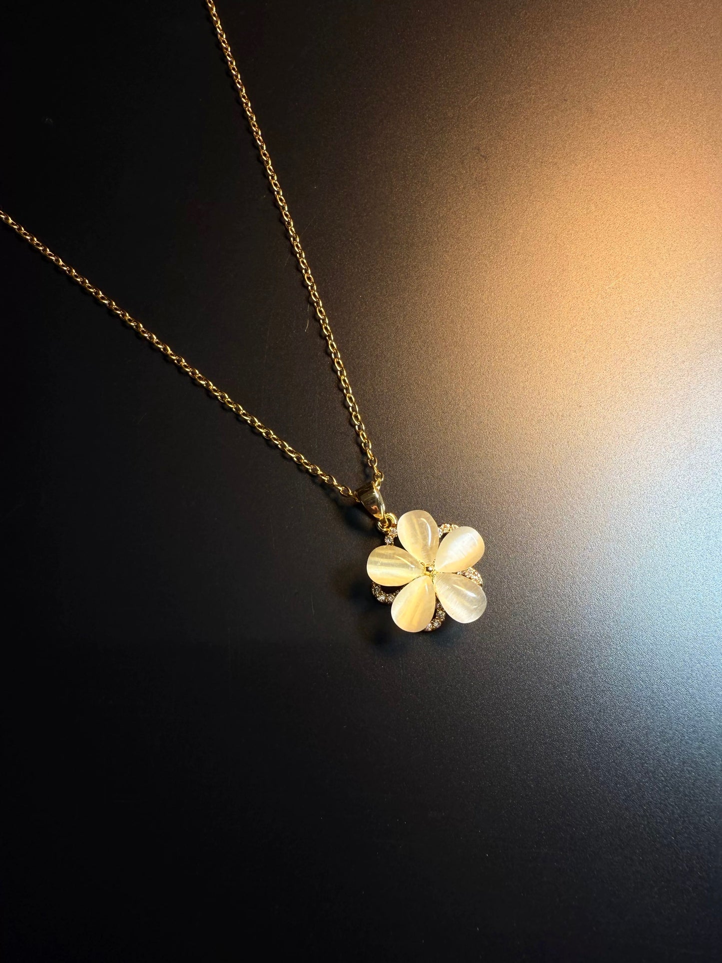ヴィンテージ 古着 グローペタル 白の花柄 回転式ネックレス 鎖骨ネックレス