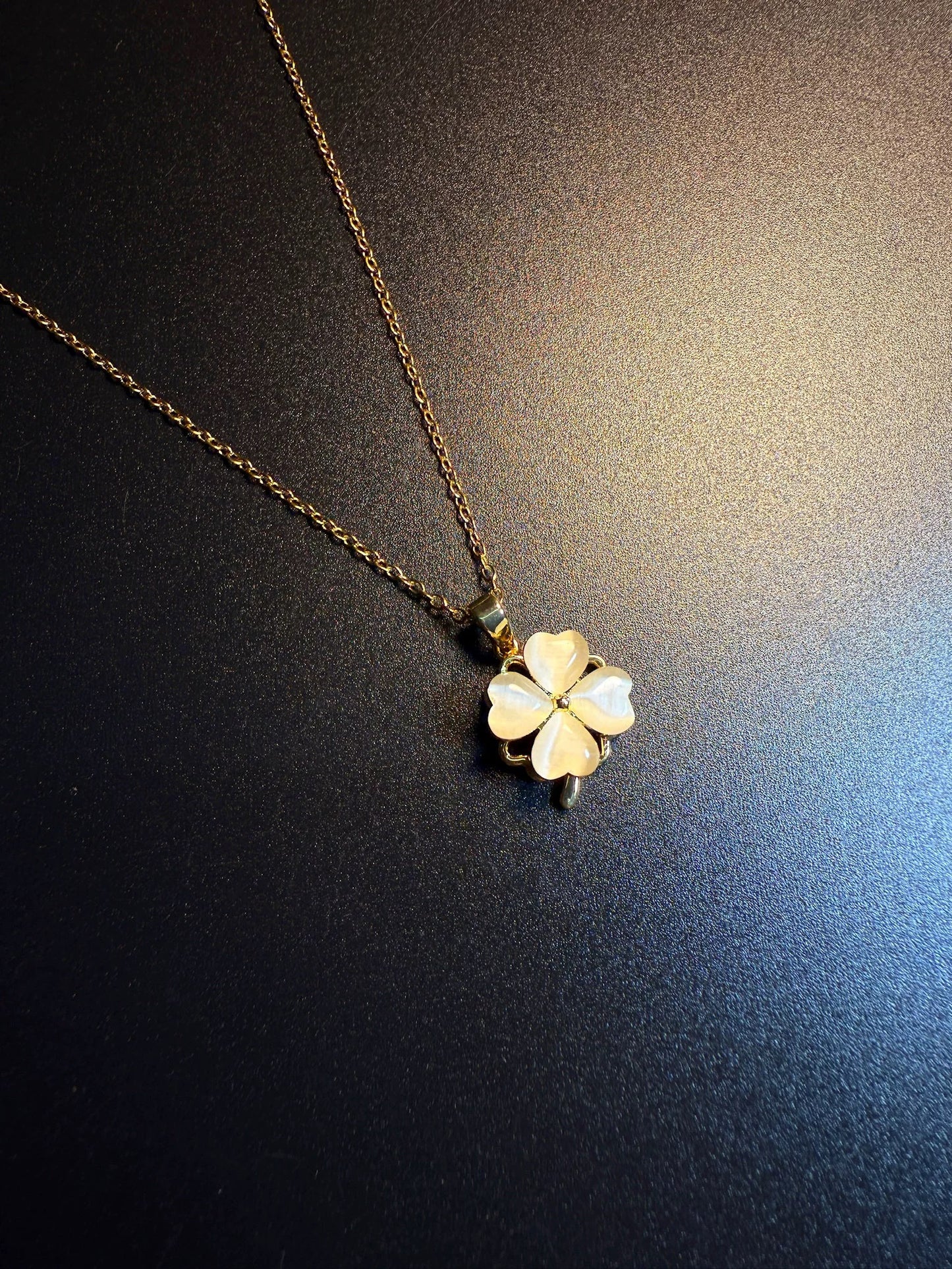 ヴィンテージ古着 Clover Lucky レトロで優しい雰囲気の四つ葉のクローバー 回転式ネックレス
