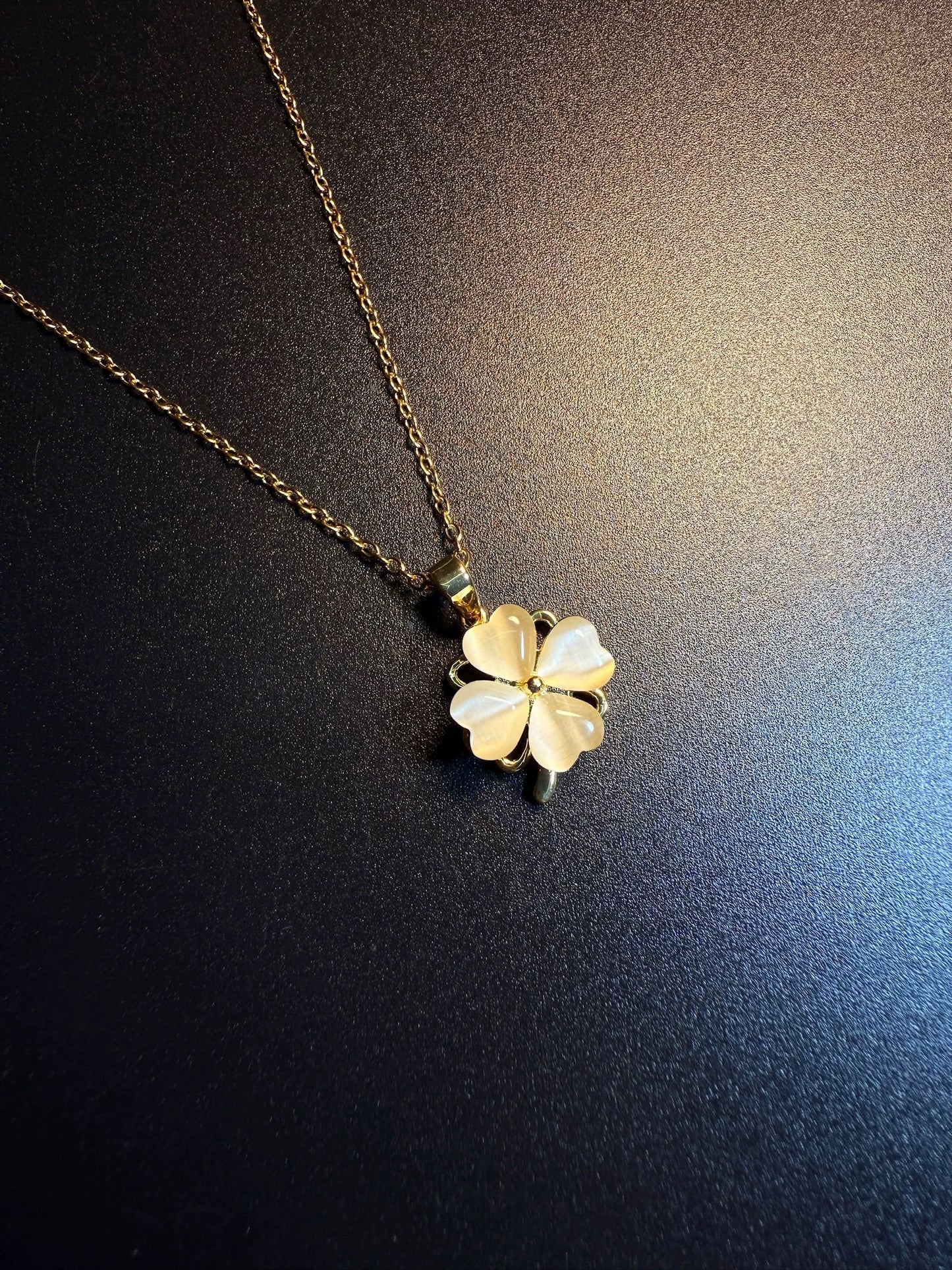 ヴィンテージ古着 Clover Lucky レトロで優しい雰囲気の四つ葉のクローバー 回転式ネックレス
