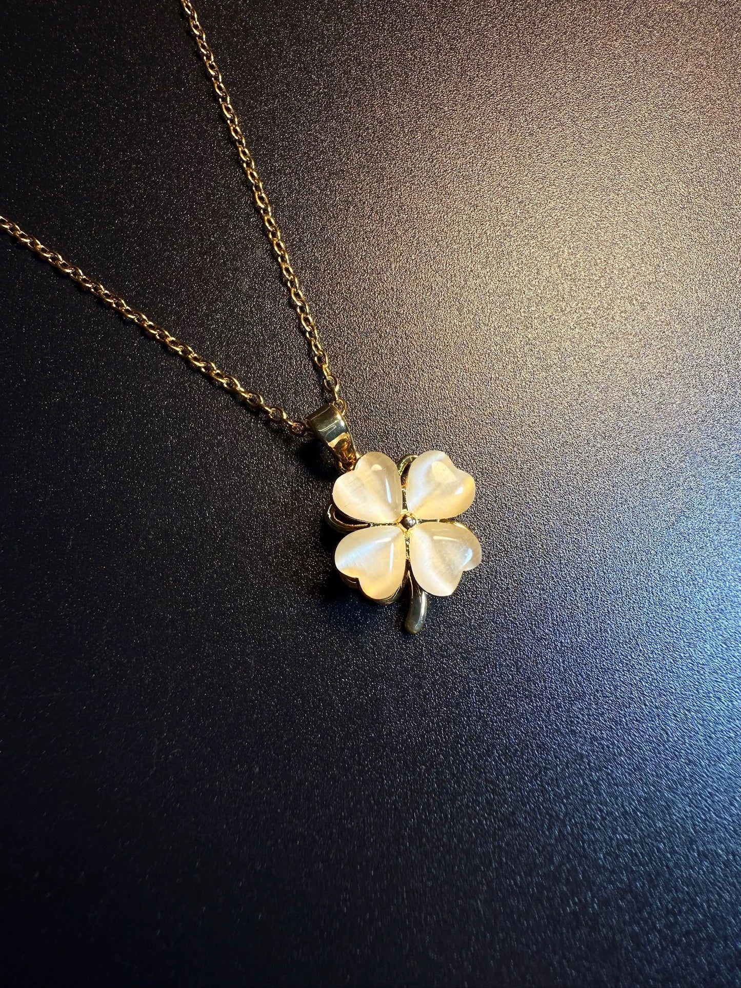 ヴィンテージ古着 Clover Lucky レトロで優しい雰囲気の四つ葉のクローバー 回転式ネックレス