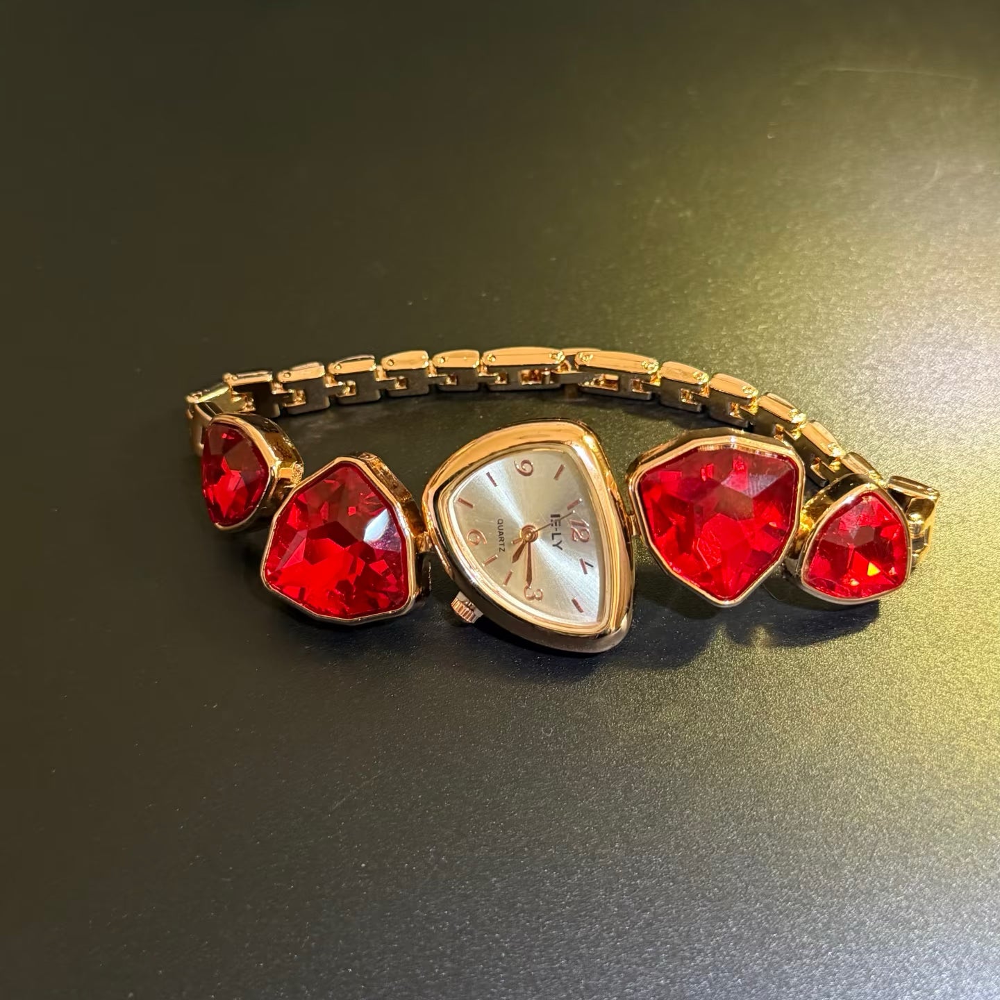 ヴィンテージ古着スタイル【Red｜赤晶が刻む心のメロディ】ウォッチ
