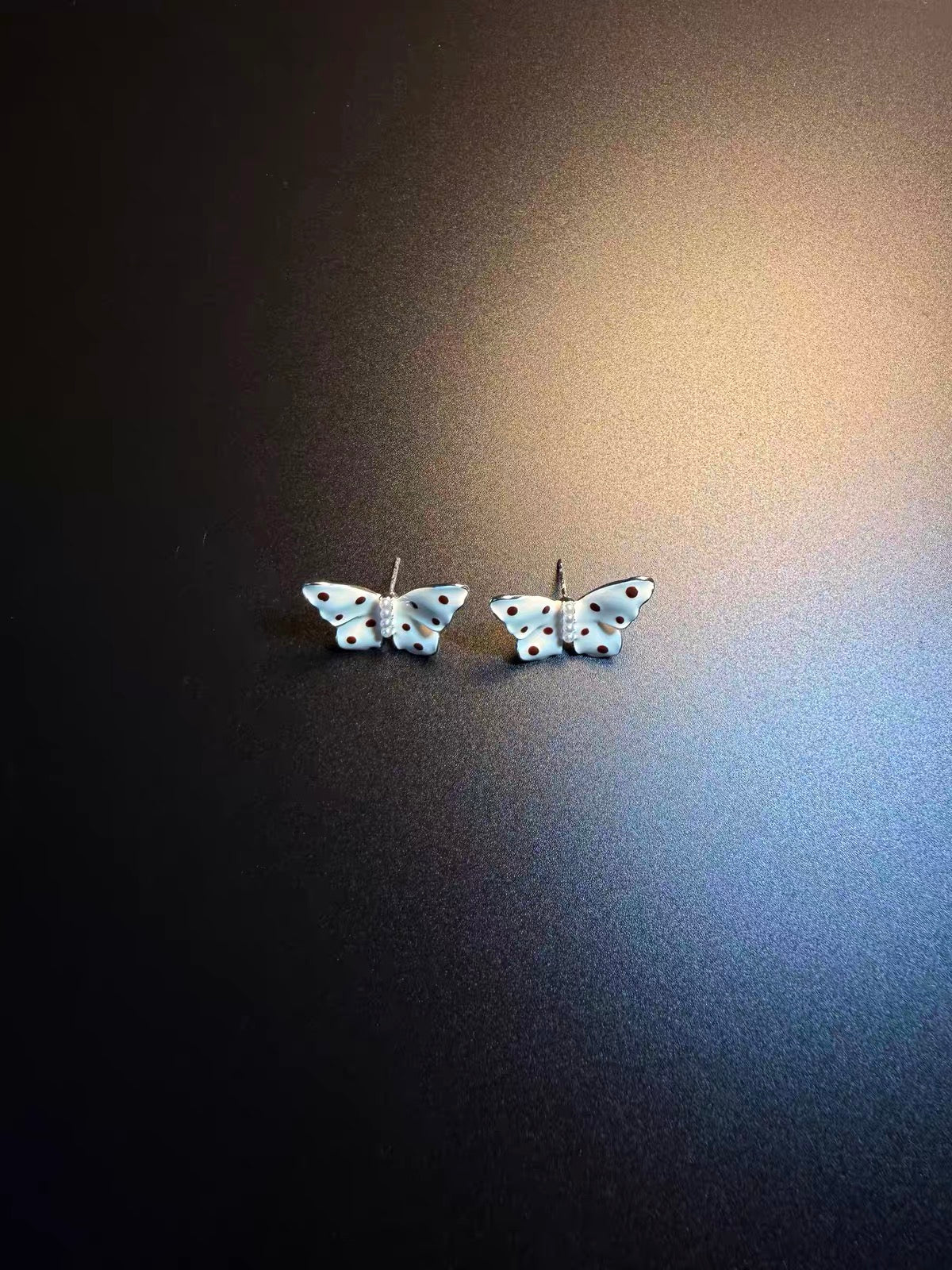 Vintage 古着風「Ivory Moth」レトロ ドット柄ホワイトバタフライ ピアス