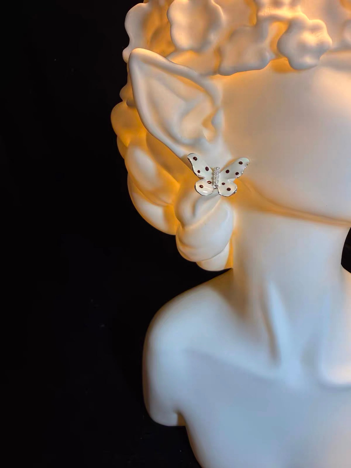 Vintage 古着風「Ivory Moth」レトロ ドット柄ホワイトバタフライ ピアス