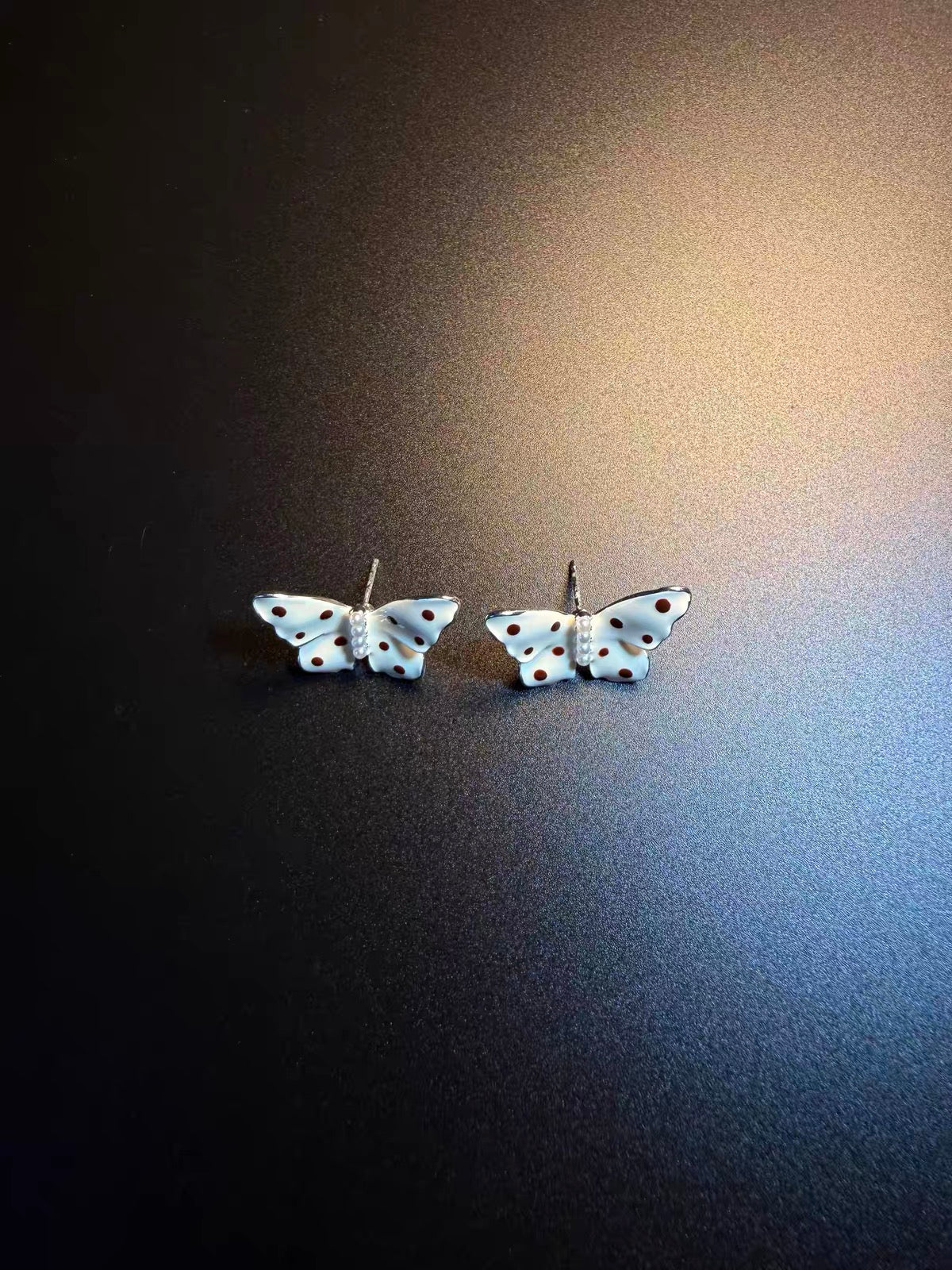Vintage 古着風「Ivory Moth」レトロ ドット柄ホワイトバタフライ ピアス