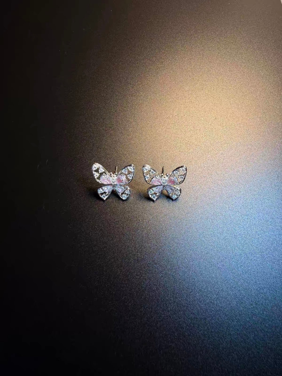 Vintage 古着風「Rosy Flutter」シルバー透かしバタフライ ピアス