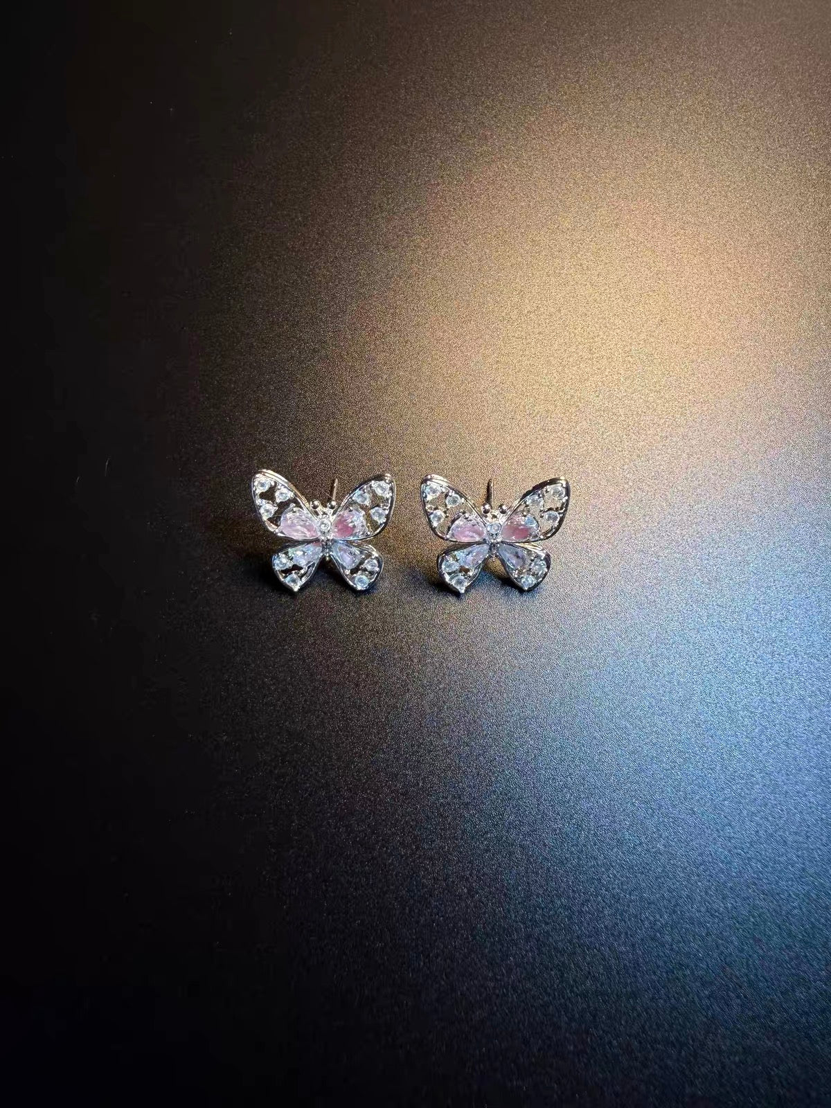 Vintage 古着風「Rosy Flutter」シルバー透かしバタフライ ピアス