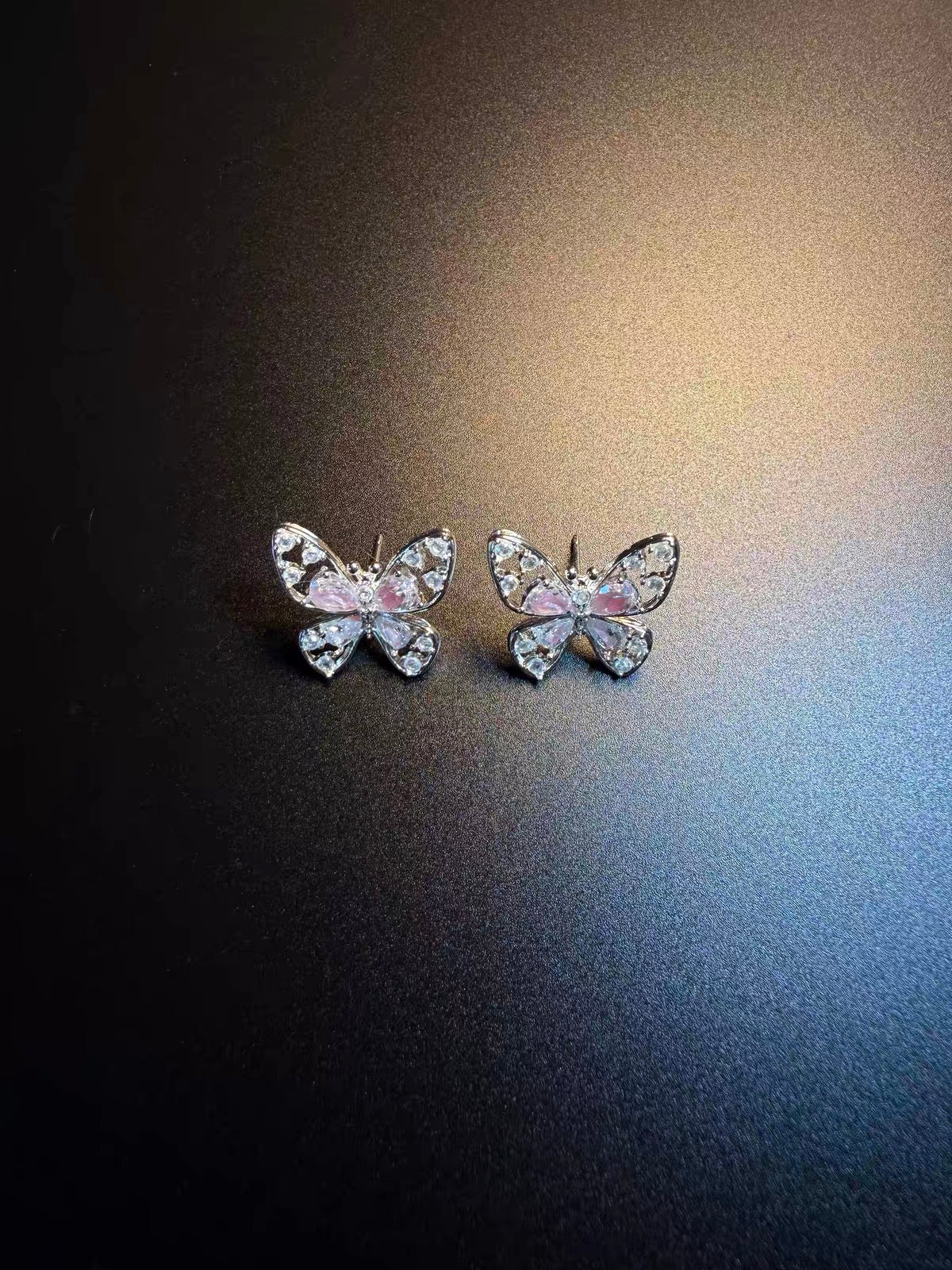 Vintage 古着風「Rosy Flutter」シルバー透かしバタフライ ピアス