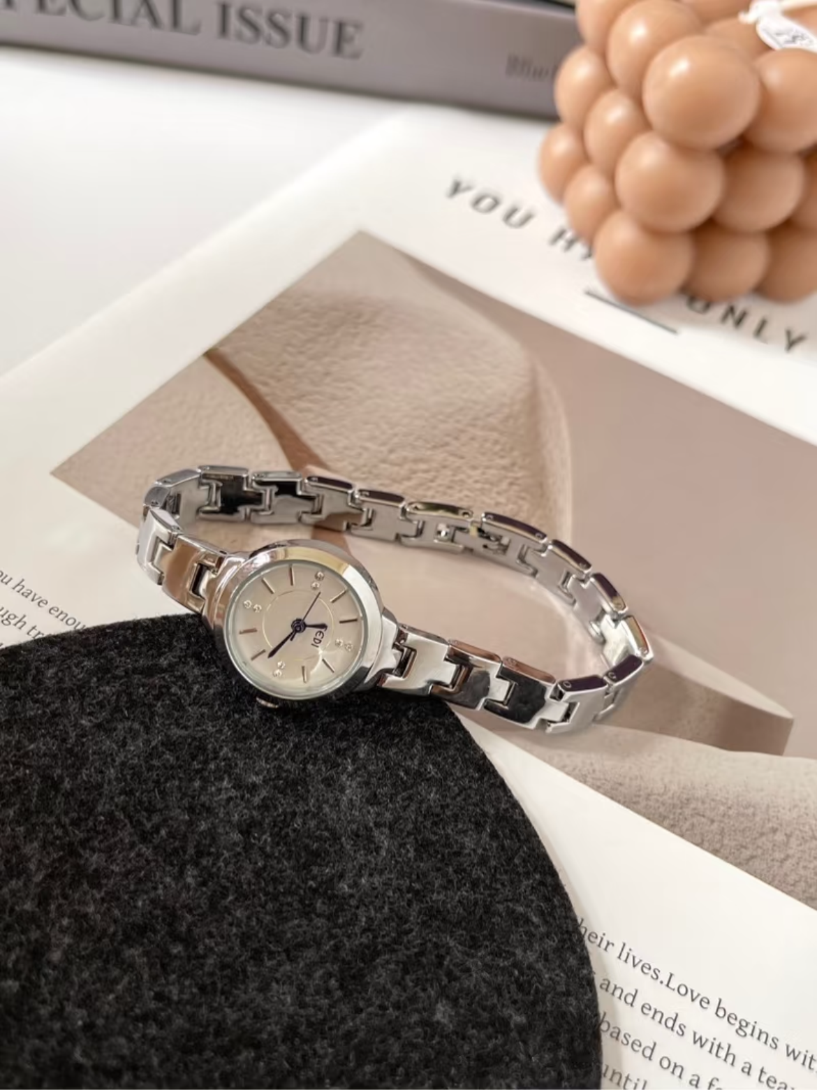 NewVintage 古着 レトロ「時を刻む」ミニフェイス腕時計